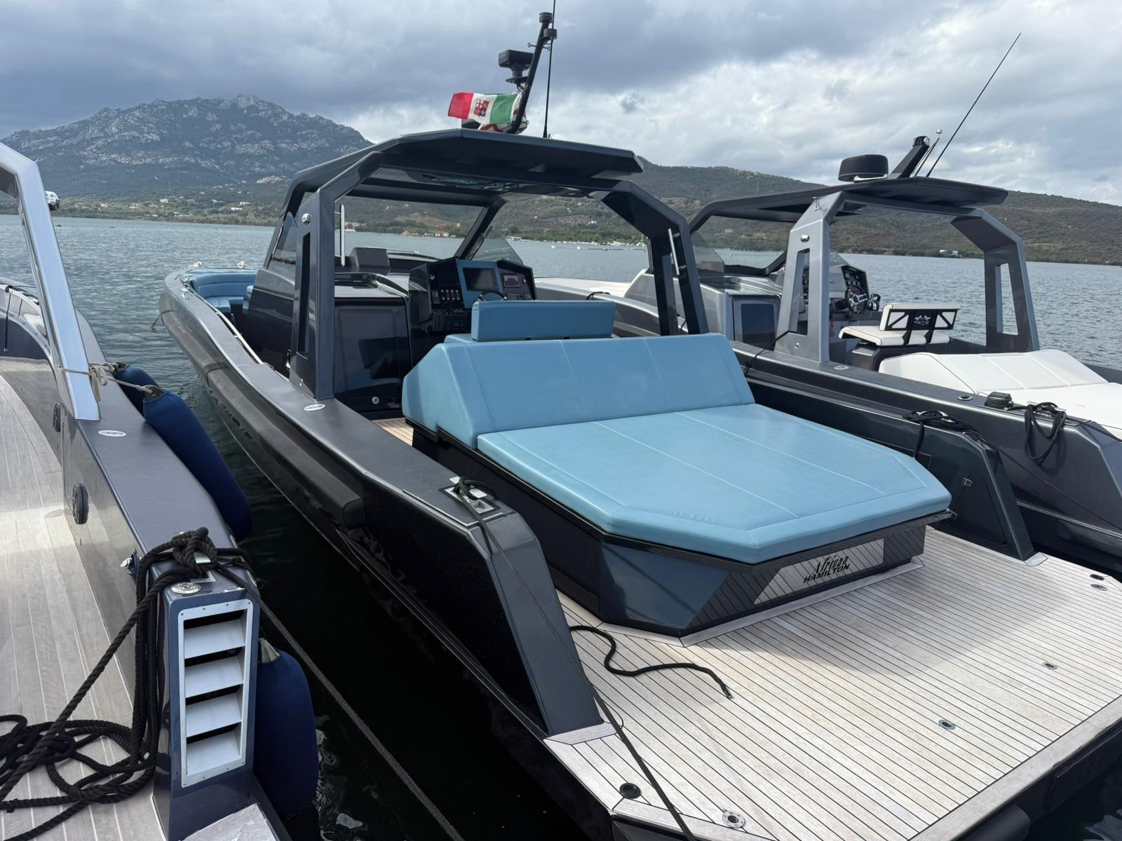 Nautilux interior cabin with dinette and premium finishes